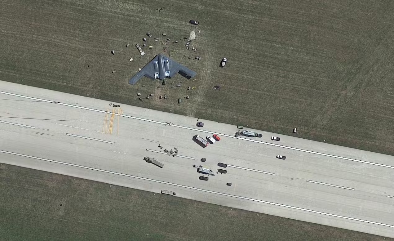 B-2 Spirit hydraulic failure, B-2 crash report, stealth bomber accident, Whiteman Air Force Base, Spirit of Hawaii, USAF investigation