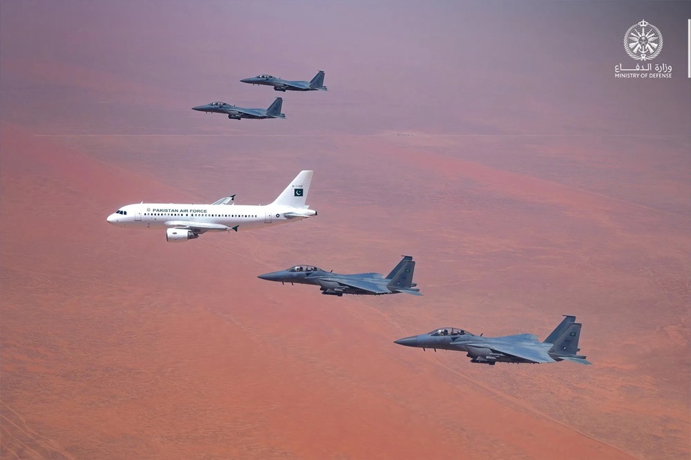 RSAF F1-5Cs escorting PAF Plane carring Pakistan Prime Minister - Saudi–Pakistan Mutual Defense Pact Signed